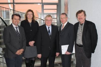 Nach dem Informationsgesprch stellten sich die Teilnehmer dem Fotografen. (v.l.) Guido Gutsche, Martina Lohmann. Reinhold Sendker, Berthold Llf und Horst Handtke - Nach dem Informationsgespräch stellten sich die Teilnehmer dem Fotografen. (v.l.) Guido Gutsche, Martina Lohmann. Reinhold Sendker, Berthold Lülf und Horst Handtke