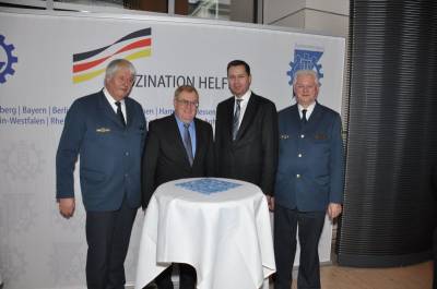 Im Gesprch in Berlin: (v.l.) Albrecht Broemme (Prsident der Bundesanstalt THW), Reinhold Sendker MdB, Stephan Meyer MdB (Prsidenten der THW-Bundesvereinigung) und Dr. Hans-Ingo Schliwienski (THW-Landesbeauftragter fr Nordrhein-Westfalen) - Im Gespräch in Berlin: (v.l.) Albrecht Broemme (Präsident der Bundesanstalt THW), Reinhold Sendker MdB, Stephan Meyer MdB (Präsidenten der THW-Bundesvereinigung) und Dr. Hans-Ingo Schliwienski (THW-Landesbeauftragter für Nordrhein-Westfalen)