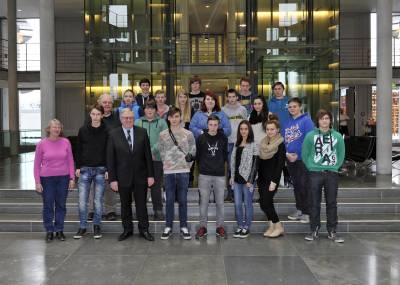 Schler der zehnten Jahrgangsstufe der Anne-Frank-Schule Ennigerloh nach ihrem Besuch auf der Besuchertribne des Plenums zur Regierungserklrung mit Reinhold Sendker MdB im Paul-Lbe-Haus - Schüler der zehnten Jahrgangsstufe der Anne-Frank-Schule Ennigerloh nach ihrem Besuch auf der Besuchertribüne des Plenums zur Regierungserklärung mit Reinhold Sendker MdB im Paul-Löbe-Haus