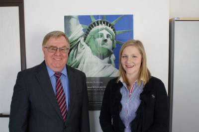 Reinhold Sendker mit Julia Tyszka, die als junge Botschafterin fr ein Jahr nach Amerika reist. - Reinhold Sendker mit Julia Tyszka, die als junge Botschafterin für ein Jahr nach Amerika reist.