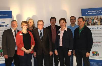 Nach dem informativen Gesprch stellten sich die Gesprchsteilnehmer zum Gruppenbild: (v.l.) Dr. Gerd Ganser (Chefarzt), Christine Gring (Sozialarbeiterin), Jutta Becker (Vorstandsmitglied), MdB Reinhold Sendker, Rolf Schrmann (2. Vorsitzender), Gaby Steinigeweg (Vorsitzende), Olaf Niermann (Ausschuss-Mitglied) und Peter Heidenreich (Schulleitung) - Nach dem informativen Gespräch stellten sich die Gesprächsteilnehmer zum Gruppenbild: (v.l.) Dr. Gerd Ganser (Chefarzt), Christine Göring (Sozialarbeiterin), Jutta Becker (Vorstandsmitglied), MdB Reinhold Sendker, Rolf Schürmann (2. Vorsitzender), Gaby Steinigeweg (Vorsitzende), Olaf Niermann (Ausschuss-Mitglied) und Peter Heidenreich (Schulleitung)