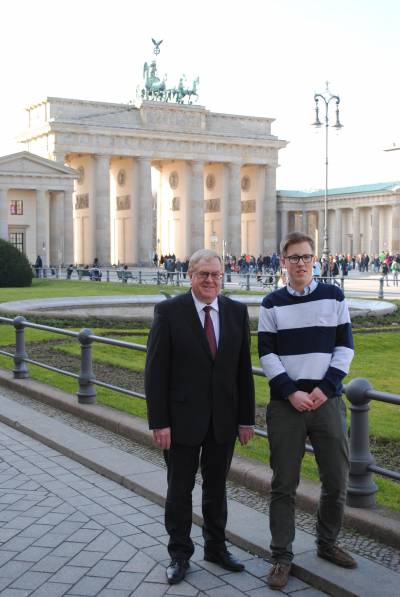 Frederik Siebert und Reinhold Sendker MdB vor dem Brandenburger Tor in Berlin. - Frederik Siebert und Reinhold Sendker MdB vor dem Brandenburger Tor in Berlin.