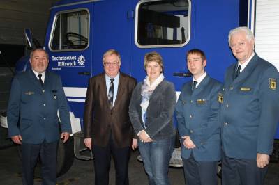 Nach dem Meinungsaustausch stellten sich die Gesprchsteilnehmer in der Fahrzeughalle zum Gruppenfoto. (v.l:) Josef Frieling, Reinhold Sendker, Dr. Susanne Lehnert, Mario Raab und Dr. Hans-Ingo Schliwienski. - Nach dem Meinungsaustausch stellten sich die Gesprächsteilnehmer in der Fahrzeughalle zum Gruppenfoto. (v.l:) Josef Frieling, Reinhold Sendker, Dr. Susanne Lehnert, Mario Raab und Dr. Hans-Ingo Schliwienski.