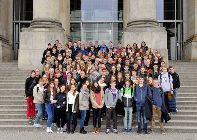 Die Schlerinnen und Schler aus Warendorf vor dem Reichstag. - Die Schülerinnen und Schüler aus Warendorf vor dem Reichstag.