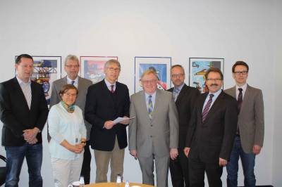 Die Gesprchsteilnehmer im Oelder Rathaus stellten sich nach dem Informationsgesprch zum Gruppenfoto.
Das Bild zeigt (v.l.): Stadtpressesprecher Volker Combrink, Andrea Geiger, Stellvertretende Fraktionsvorsitzende der CDU, Wirtschaftsfrderer Klaus Aschhoff, Brgermeister Karl-Friedrich Knop, den Bundestagsabgeordneten Reinhold Sendker, Stadtbaurat Matthias Abel, den Ersten Beigeordneten Michael Jathe und Stadtkmmerer Jakob Schmid. - Die Gesprächsteilnehmer im Oelder Rathaus stellten sich nach dem Informationsgespräch zum Gruppenfoto.
Das Bild zeigt (v.l.): Stadtpressesprecher Volker Combrink, Andrea Geiger, Stellvertretende Fraktionsvorsitzende der CDU, Wirtschaftsförderer Klaus Aschhoff, Bürgermeister Karl-Friedrich Knop, den Bundestagsabgeordneten Reinhold Sendker, Stadtbaurat Matthias Abel, den Ersten Beigeordneten Michael Jathe und Stadtkämmerer Jakob Schmid.