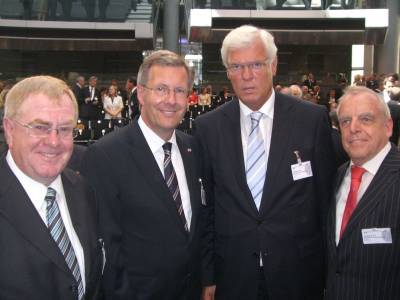 Reinhold Sendker MdB, Bundesprsident a.D. Christian Wulff, Regierungsprsident a.D. Dr. Peter Paziorek und Berhard Recker MdL in der Bundesversammlung 2010. - Reinhold Sendker MdB, Bundespräsident a.D. Christian Wulff, Regierungspräsident a.D. Dr. Peter Paziorek und Berhard Recker MdL in der Bundesversammlung 2010.