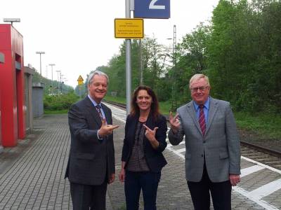 Werben am Bahnhof Capelle fr den zweigleisigen Ausbau: (v.l.) Werner Jostmeier MdL, Elke Mller und Reinhold Sendker MdB. - Werben am Bahnhof Capelle für den zweigleisigen Ausbau: (v.l.) Werner Jostmeier MdL, Elke Müller und Reinhold Sendker MdB.