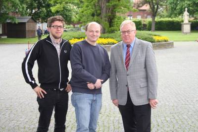 Fr erfolgreiche Arbeit gegen Rechtsextremismus dankte CDU-MdB Reinhold Sendker (r.) den Mobim-Mitarbeitern (v.l.) Hendrik Puls und Michael Sturm - Für erfolgreiche Arbeit gegen Rechtsextremismus dankte CDU-MdB Reinhold Sendker (r.) den Mobim-Mitarbeitern (v.l.) Hendrik Puls und Michael Sturm