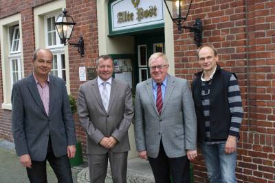 Nach dem Gedankenaustausch vor der Alten Post, (v.l.) Hubertus Hermanns, Wolfgang Annen, Reinhold Sendker und Bernhard Everwin. - Nach dem Gedankenaustausch vor der Alten Post, (v.l.) Hubertus Hermanns, Wolfgang Annen, Reinhold Sendker und Bernhard Everwin.