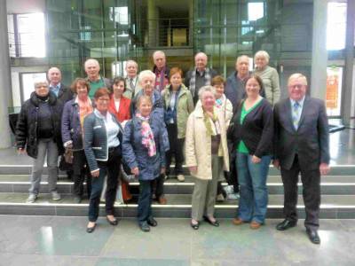 Reinhold Sendker mit den Gsten aus Warendorf im deutschen Bundestag. - Reinhold Sendker mit den Gästen aus Warendorf im deutschen Bundestag.