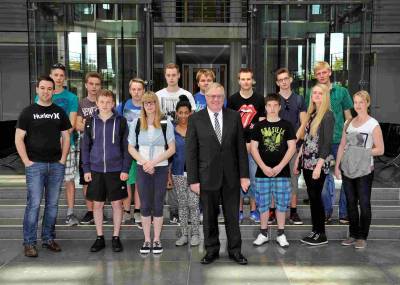 Reinhold Sendker mit den Gsten aus Warendorf im Deutschen Bundestag. - Reinhold Sendker mit den Gästen aus Warendorf im Deutschen Bundestag.