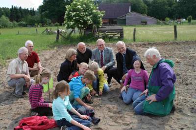 Auf dem Lupinenfeld verfolgten Gastgeber und Gste die Ausfhrungen von Landwirt Heinrich Angenandt (r.) Mit dabei die Vorstandsmitglieder Wolfgang Friedrich , Wolfgang Blanke, Ute Wichelhaus, Hans-Ludwig Dickert sowie  Reinhold Sendker und Johannes Rring. - Auf dem Lupinenfeld verfolgten Gastgeber und Gäste die Ausführungen von Landwirt Heinrich Angenandt (r.) Mit dabei die Vorstandsmitglieder Wolfgang Friedrich , Wolfgang Blanke, Ute Wichelhaus, Hans-Ludwig Dickert sowie  Reinhold Sendker und Johannes Röring.