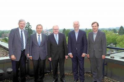 Die Teilnehmer fanden sich nach dem Gesprch zum gemeinsamen Foto auf der Terasse des Kreishauses zusammen: (v.l.) Karl Schiewerling, Dr. Heinz Brger, Reinhold Sendker, Herbert Kraft und Antonius Wolters. - Die Teilnehmer fanden sich nach dem Gespräch zum gemeinsamen Foto auf der Terasse des Kreishauses zusammen: (v.l.) Karl Schiewerling, Dr. Heinz Börger, Reinhold Sendker, Herbert Kraft und Antonius Wolters.