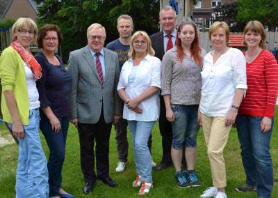 Fr die Fortsetzung der Sprachfrderprogramme des Bundes setzen sich ein: v.l. Margarete Falk, Hildegard Feldhaus, Reinhold Sendker, Andr Deppe, Christiane Faust, Benedikt Ruhmller, Jennifer Witte, Monika Ptz-Wegmann und Lydia Frber. - Für die Fortsetzung der Sprachförderprogramme des Bundes setzen sich ein: v.l. Margarete Falk, Hildegard Feldhaus, Reinhold Sendker, Andrè Deppe, Christiane Faust, Benedikt Ruhmöller, Jennifer Witte, Monika Pütz-Wegmann und Lydia Färber.