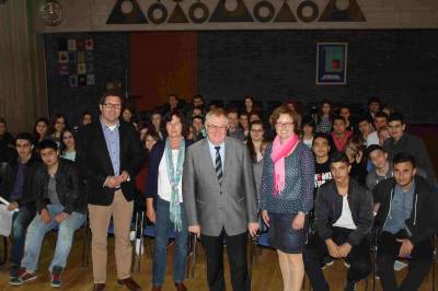 Nach der Diskussion stellten sich zum Gruppenfoto: (v.l.) Schulleiter Benjamin Mller, Klassenlehrerin Ursula Hahne, Reinhold Sendker MdB und Klassenlehrerin Sonja Voss mit der Schlergruppe. - Nach der Diskussion stellten sich zum Gruppenfoto: (v.l.) Schulleiter Benjamin Müller, Klassenlehrerin Ursula Hahne, Reinhold Sendker MdB und Klassenlehrerin Sonja Voss mit der Schülergruppe.