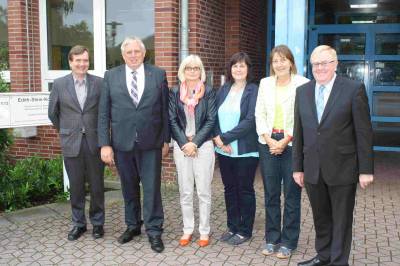 Nach dem Informationsgesprch ber die Zukunft der Pflegeberufe stellten sich die Teilnehmer zum Gruppenfoto: (v.l.) Herbert Kraft, Karl-Josef Laumann, Beate Bruns-Schneider, Cornelia Lckener-Korte, Monika Lckener und Reinhold Sendker MdB - Nach dem Informationsgespräch über die Zukunft der Pflegeberufe stellten sich die Teilnehmer zum Gruppenfoto: (v.l.) Herbert Kraft, Karl-Josef Laumann, Beate Bruns-Schneider, Cornelia Lückener-Korte, Monika Lückener und Reinhold Sendker MdB