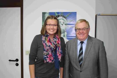 Annik Hartmann (l.) berichtete Reinhold Sendker von den Erfahrungen ihres USA-Stipendiates. - Annik Hartmann (l.) berichtete Reinhold Sendker von den Erfahrungen ihres USA-Stipendiates.