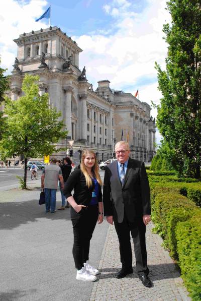 Kaya Kamp und Reinhold Sendker vor dem Reichstag in Berlin. - Kaya Kamp und Reinhold Sendker vor dem Reichstag in Berlin.