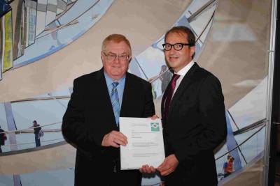 Reinhold Sendker und Bundesverkehrsminister Dobrindt im Deutschen Bundestag. - Reinhold Sendker und Bundesverkehrsminister Dobrindt im Deutschen Bundestag.