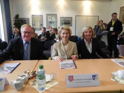 Reinhold Sendker MdB, Bundesverteidigungsministerin Ursula von der Leyen, Stellv. Brgermeisterin Doris Kaiser - Reinhold Sendker MdB, Bundesverteidigungsministerin Ursula von der Leyen, Stellv. Bürgermeisterin Doris Kaiser