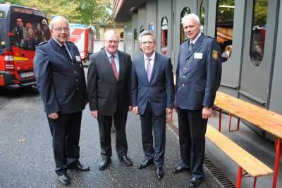 Am Rande der Veranstaltung kam es auch zu einer Begegnung mit Bundesinnenminister de Maizire: (v.l.) Reinhard Brger, Reinhold Sendker MdB, Bundesinnenminister de Maizire und Heinrich Otte. - Am Rande der Veranstaltung kam es auch zu einer Begegnung mit Bundesinnenminister de Maizière: (v.l.) Reinhard Börger, Reinhold Sendker MdB, Bundesinnenminister de Maizière und Heinrich Otte.