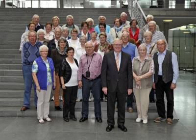 Reinhold Sendker mit den Gsten aus Sassenberg im Deutschen Bundestag. - Reinhold Sendker mit den Gästen aus Sassenberg im Deutschen Bundestag.