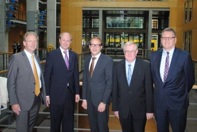 Trafen zu einem konstruktiven Gesprch im Deutschen Bundestag zusammen: (v.l.) Carl Pinnekamp, Landrat Dr. Gericke, Bundesminister Dobrindt, Reinhold Sendker MdB und Joachim Brendel. - Trafen zu einem konstruktiven Gespräch im Deutschen Bundestag zusammen: (v.l.) Carl Pinnekamp, Landrat Dr. Gericke, Bundesminister Dobrindt, Reinhold Sendker MdB und Joachim Brendel.