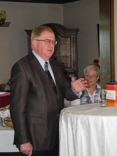 Reinhold Sendker bei seinem Vortrag fr die kfd St. Mauritius Enniger. - Reinhold Sendker bei seinem Vortrag für die kfd St. Mauritius Enniger.