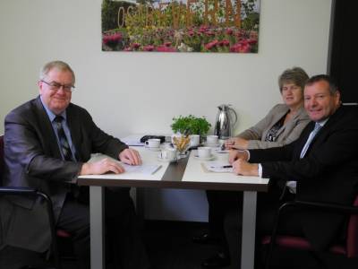 Reinhold Sendker MdB (l.) im Gesprch mit Brgermeister Annen (r.) und Kreistagsmitglied Dr. Lehnert (m.). - Reinhold Sendker MdB (l.) im Gespräch mit Bürgermeister Annen (r.) und Kreistagsmitglied Dr. Lehnert (m.).