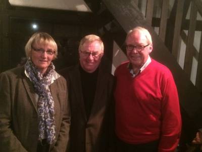 Reinhold Sendker mit den Jubilaren Christiane Wrdemann und Manfred Mnig. - Reinhold Sendker mit den Jubilaren Christiane Wördemann und Manfred Mönig.