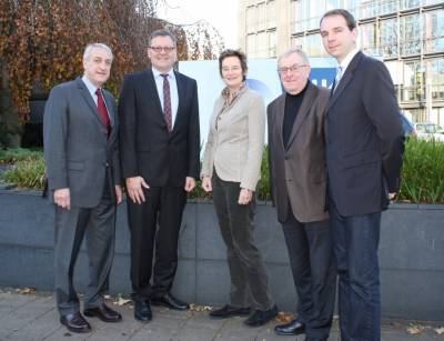 Bildunterschrift: Tauschten sich ber aktuelle Verkehrsthemen aus (v.l.): CDU-Kreisvorsitzender Josef Rickfelder, IHK-Geschftsfhrer Joachim Brendel, CDU-Bundestagsabgeordnete Sybille Benning, Reinhold Sendker (MdB) und IHK-Referent Daniel Janning. - Bildunterschrift: Tauschten sich über aktuelle Verkehrsthemen aus (v.l.): CDU-Kreisvorsitzender Josef Rickfelder, IHK-Geschäftsführer Joachim Brendel, CDU-Bundestagsabgeordnete Sybille Benning, Reinhold Sendker (MdB) und IHK-Referent Daniel Janning.