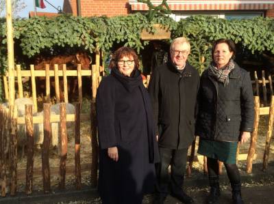 (v.l.) Astrid Birkhahn MdL, Reinhold Sendker MdB und die Vorsitzende des Krinks Friederike von Hagen-Baaken vor der Krippe mit lebenden Tieren. - (v.l.) Astrid Birkhahn MdL, Reinhold Sendker MdB und die Vorsitzende des Krinks Friederike von Hagen-Baaken vor der Krippe mit lebenden Tieren.