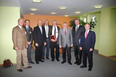 Die Abgeordneten Johannes Rring (3.v.l.), Reinhold Sendker (3.v.r.), Alois Gerig (2.v.r.) und Dr. Edmund Geisen (1.v.r.) mit Vertretern der Kornbrenner in Berlin. - Die Abgeordneten Johannes Röring (3.v.l.), Reinhold Sendker (3.v.r.), Alois Gerig (2.v.r.) und Dr. Edmund Geisen (1.v.r.) mit Vertretern der Kornbrenner in Berlin.