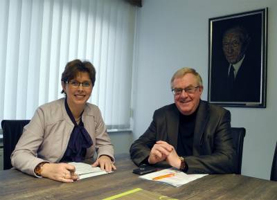 Reinhold Sendker mit seiner Wahlkreismitarbeiterin Gisela Sonnabend bei der Jahrespressekonferenz. - Reinhold Sendker mit seiner Wahlkreismitarbeiterin Gisela Sonnabend bei der Jahrespressekonferenz.