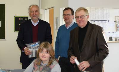 Reinhold Sendker mit Antonius Wolters, Herbert Kraft und Carolin Bhmer bei den Freckenhorster Werksttten - Reinhold Sendker mit Antonius Wolters, Herbert Kraft und Carolin Böhmer bei den Freckenhorster Werkstätten