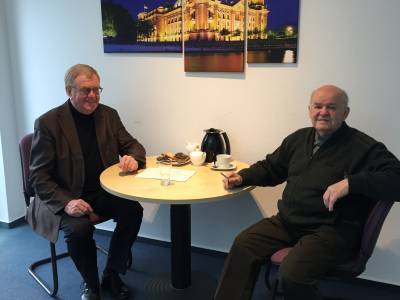 Das Photo zeigt MdB Reinhold Sendker und Anton Franz am Rande der Brgersprechstunde   - Das Photo zeigt MdB Reinhold Sendker und Anton Franz am Rande der Bürgersprechstunde  