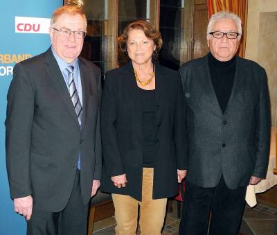 Reinhold Sendker mit Angelika und Kamal D. Saydo. - Reinhold Sendker mit Angelika und Kamal D. Saydo.