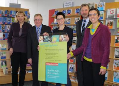 Reinhold Sendker mit den Vertretern der Verbraucherzentrale Ahlen. - Reinhold Sendker mit den Vertretern der Verbraucherzentrale Ahlen.