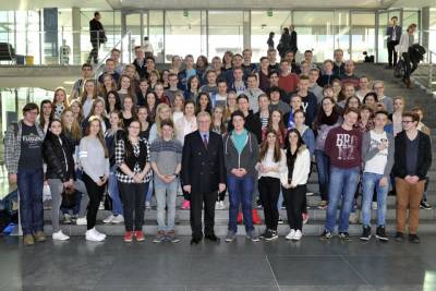 Reinhold Sendker mit den Besuchern aus Neubeckum im Paul-Lbe-Haus. - Reinhold Sendker mit den Besuchern aus Neubeckum im Paul-Löbe-Haus.