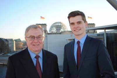 Reinhold Sendker und Frederik Bscher vor dem Berliner Reichstag. - Reinhold Sendker und Frederik Büscher vor dem Berliner Reichstag.