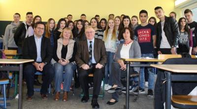 Reinhold Sendker mit den Schlern der Realschule Ahlen. - Reinhold Sendker mit den Schülern der Realschule Ahlen.