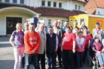 Reinhold Sendker MdB und Brgermeister Dr. Strothmann trafen am Beckumer Bahnhof mit einer Gruppe von Menschen mit Behinderung zusammen. - Reinhold Sendker MdB und Bürgermeister Dr. Strothmann trafen am Beckumer Bahnhof mit einer Gruppe von Menschen mit Behinderung zusammen.