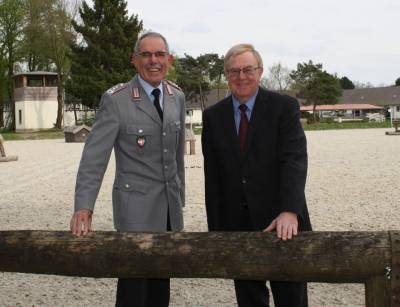 Reinhold Sendker MdB und Oberst Grygiel auf dem Gelnde der Sportschule. - Reinhold Sendker MdB und Oberst Grygiel auf dem Gelände der Sportschule.