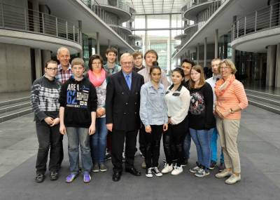 Reinhold Sendker mit den Besuchern aus Beckum im Deutschen Bundestag. - Reinhold Sendker mit den Besuchern aus Beckum im Deutschen Bundestag.