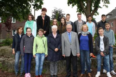 Reinhold Sendker mit den Schlerinnen und Schlern der Pestalozzi-Schule Oelde. - Reinhold Sendker mit den Schülerinnen und Schülern der Pestalozzi-Schule Oelde.