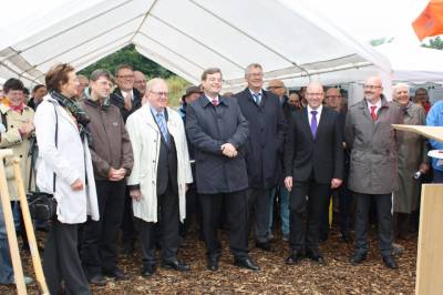 Reinhold Sendker mit den Kollegen aus Bund und Land beim ersten Spatenstich. - Reinhold Sendker mit den Kollegen aus Bund und Land beim ersten Spatenstich.