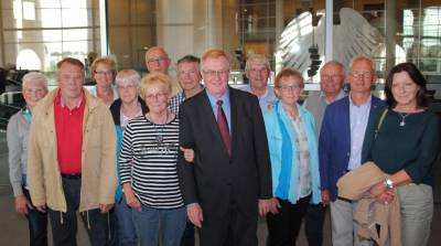 Reinhold Sendker mit den Gsten aus Beckum im Reichstag. - Reinhold Sendker mit den Gästen aus Beckum im Reichstag.