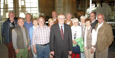 Reinhold Sendker mit den Gsten aus Ahlen im Reichstag. - Reinhold Sendker mit den Gästen aus Ahlen im Reichstag.