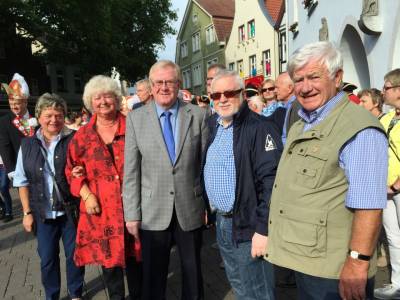 Reinhold Sendker mit der stellv. Brgermeisterin Resi Gerwin (zweite von links) auf dem Beckumer Marktplatz. - Reinhold Sendker mit der stellv. Bürgermeisterin Resi Gerwin (zweite von links) auf dem Beckumer Marktplatz.