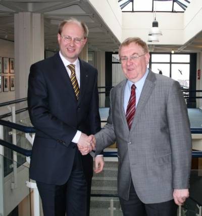 Im Kreishaus empfing Landrat Dr. Olaf Gericke (l.) den heimischen Bundestagsabgeordneten Reinhold Sendker (r.) zu einem persnlichen Meinungsaustausch. - Im Kreishaus empfing Landrat Dr. Olaf Gericke (l.) den heimischen Bundestagsabgeordneten Reinhold Sendker (r.) zu einem persönlichen Meinungsaustausch.